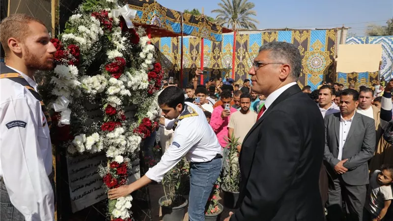 النجاريضع إكليلًامن الزهورعلى النُّصُب التذكاري لشهداءنزلة الشوبك