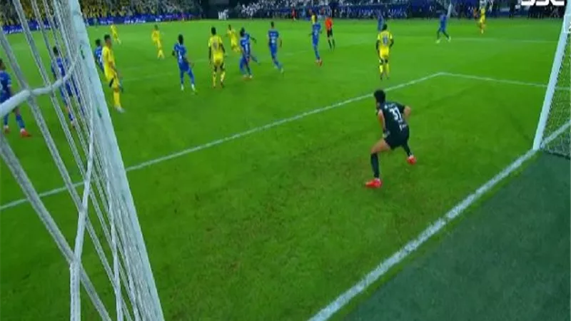 شاهد.. تسديدة رائعة من علي الحسن تهدي النصر هدفه الاول في شباك الهلال