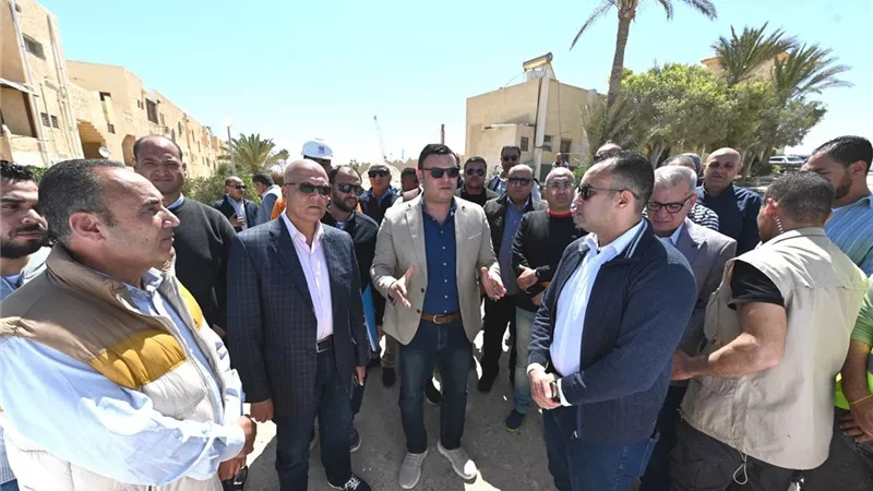 الشربينى يتفقد أعمال رفع كفاءة طريق الازدواج بمركز مارينا العلمين