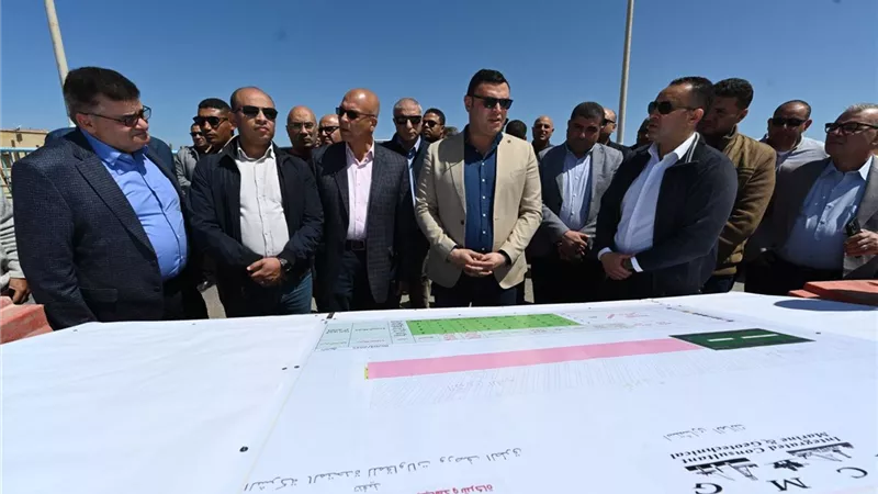 وزير الإسكان يتفقد مشروعات رفع كفاءة الكباري بمارينا