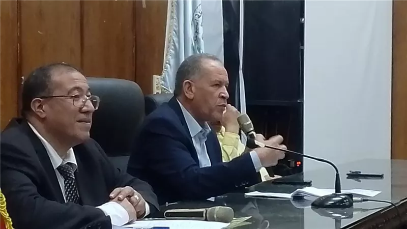 دسوقي يعقد اجتماعات مع مديري المدارس بمختلف الإدارات التعليمية