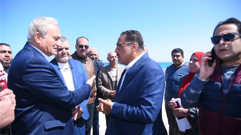 محافظ مطروح يتفقد محطات تحلية مياه الرملية