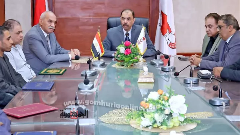 محافظ سوهاج يكرم 11 مواطنًا من أهالي 