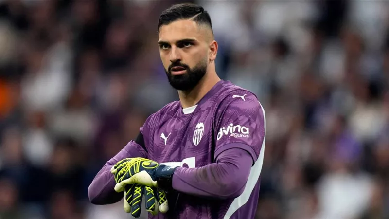 حارس فالنسيا: راهنت فينيسيوس بـ 50 يورو على التصدي لضربة الجزاء
