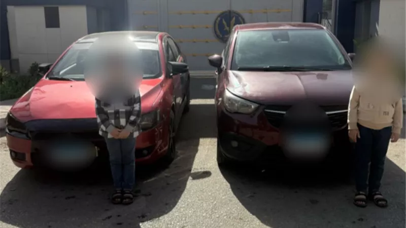تفاصيل قيادة طفلين لسيارتين ملاكى بسوق السيارات بالقطامية