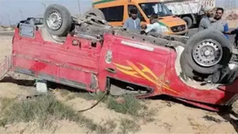 مصرع وإصابة 11 في إنقلاب سيارة ربع نقل بمحور منفلوط