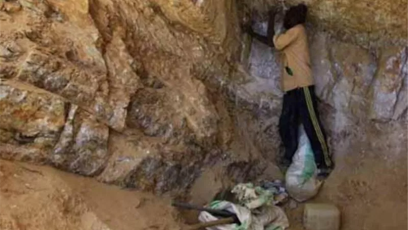 مصرع 2 وإصابة آخر أثناء التنقيب عن الذهب في أسوان