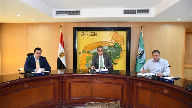 محافظ الفيوم .. يناقش خطة استغلال أراضي الدولة المستردة