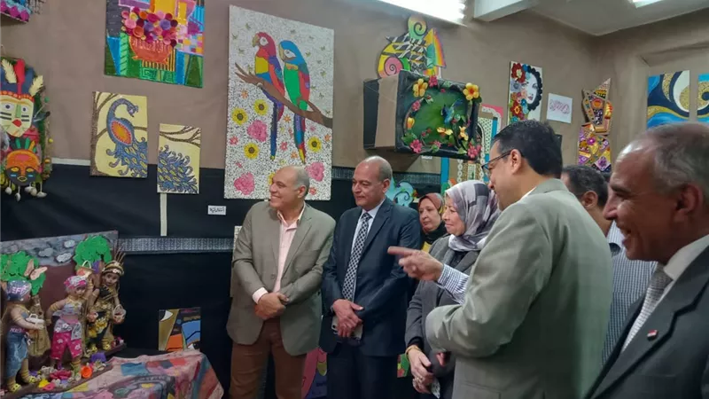 وكيل وزارة التعليم بالغربية يشيد بجميع الأعمال الفنية والخزف