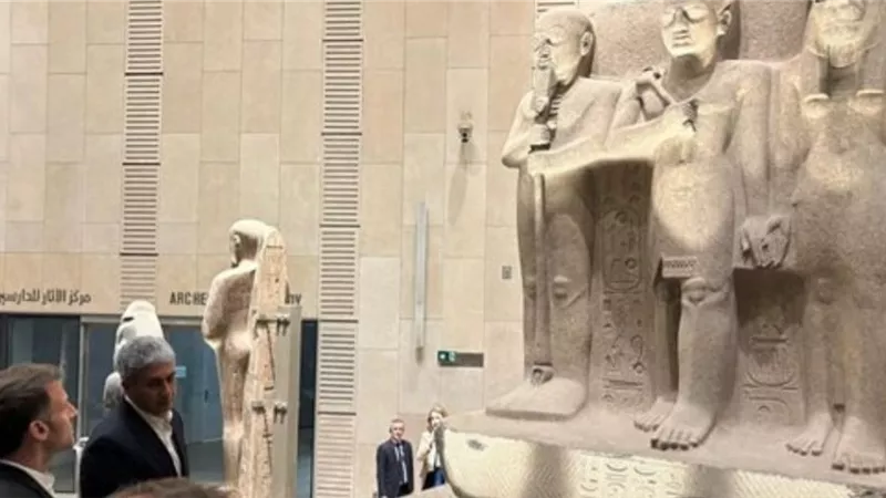 الرئيس الفرنسي يزور المتحف المصري الكبير في مستهل زيارته للقاهرة