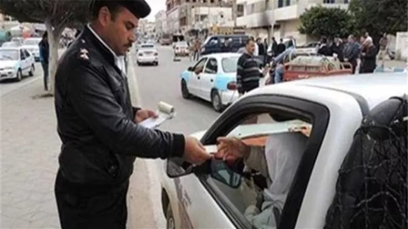 تحرير 810 مخالفات مرورية لعدم تركيب الملصق الإلكترونى