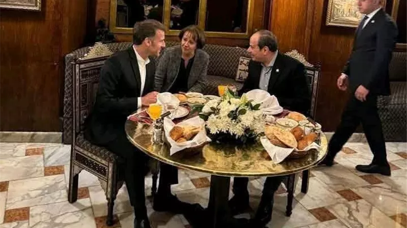 السيسي وماكرون يتبادلان الحديث على قهوة نجيب محفوظ بـ خان الخليلي