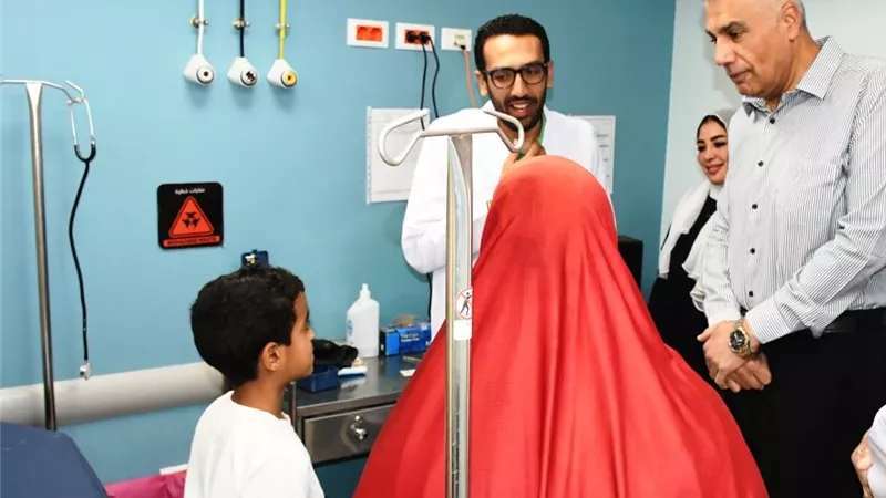 محافظ أسوان يطمئن على تقديم الخدمات الطبية والعلاجية للمواطنين