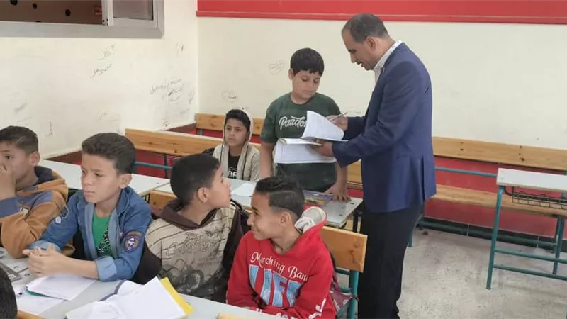 مدير تعليم الخانكة يتابع سجلات الضعاف داخل المدارس