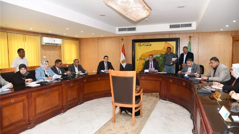 محافظ الفيوم يوجه بتوفير فرص عمل ومشروعات تنموية ورعاية صحية