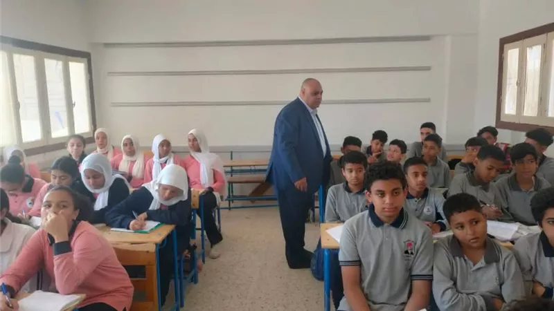 وكيل تعليم البحر الأحمر يجرى جولة تفقدية بمدارس إدارة الغردقة
