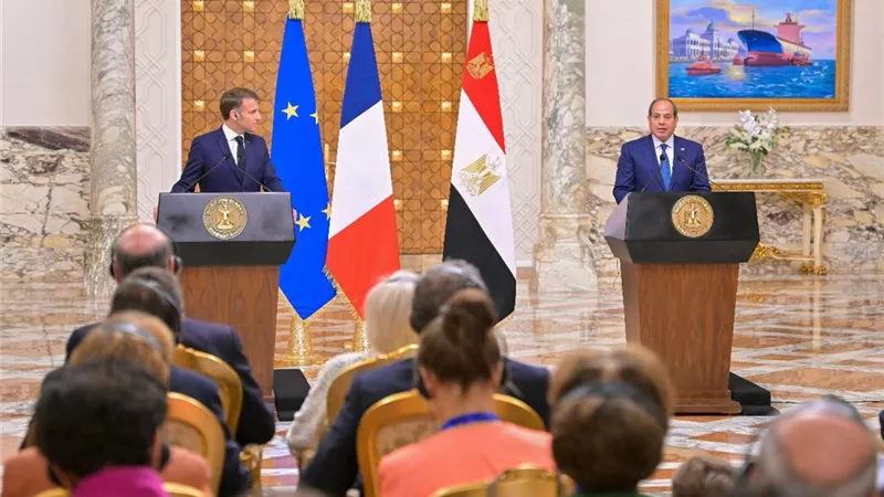 المتحدث الرئاسي ينشر صور استقبال الرئيس السيسي لنظيره الفرنسي