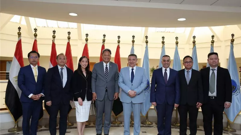 محافظ البحر الأحمر يستقبل السفير التايلاندي لبحث سبل التعاون
