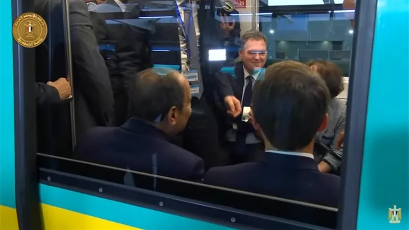 الرئيس السيسي وماكرون يستقلان مترو الأنفاق بمحطة عدلي منصور التبادلية