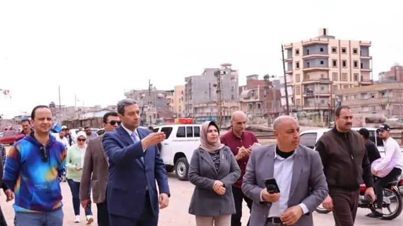 محافظ دمياط يقود حملة لرفع الإشغالات بمدينة كفر البطيخ