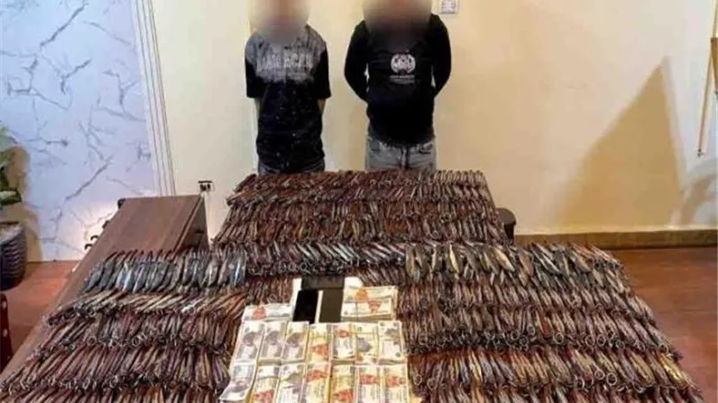القبض على 4 عناصر إجرامية بحوزتهم أسلحة بيضاء للبيع عبر فيسبوك