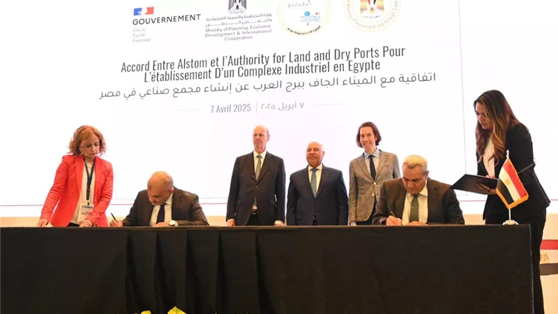 توقيع عقد حق الانتفاع لقطعة ارض 40 فدان مع شركة الستوم ببرج العرب