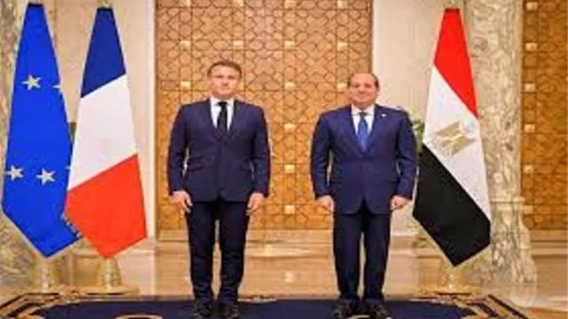 الرئيس السيسي ونظيره الفرنسي يصلان إلي العريش