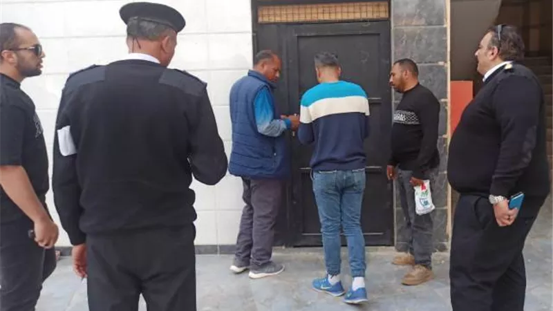 جهاز مدينة الشروق يشن حملات على الأنشطة المخالفة فى كبرى المولات.. صور