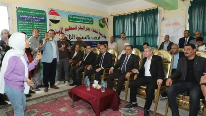 محافظ الشرقية يضع الزهور على النصب التذكارى لشهداء بحر البقر
