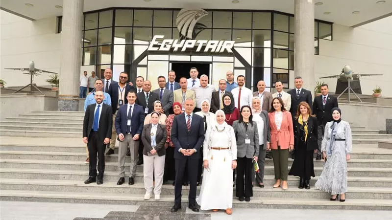 الطيار أحمد عادل يكرّم سماء الدغيدى تقديرًا لمسيرتها المشرفة