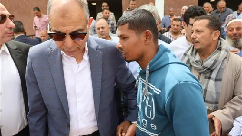 محافظ المنيا يشهد التشغيل التجريبي لمجمع خدمات أبا البلد