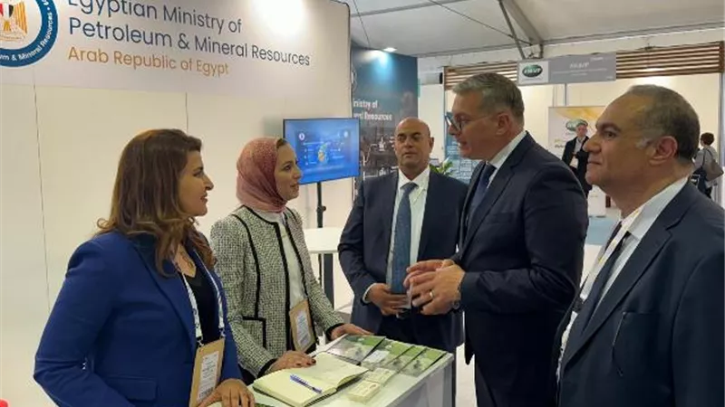 وزير البترول يتفقد جناح قطاع البترول المصري في معرض OMC Med Energ