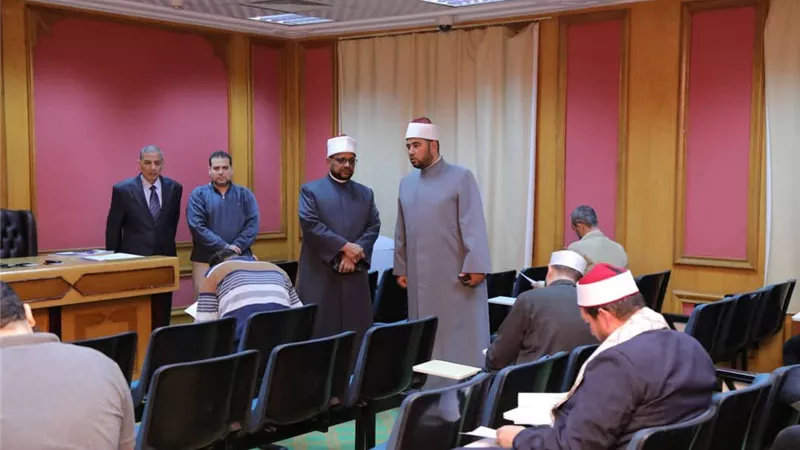 الأمين العام يتفقد أختبارات المتقدمين للجنة مراجعة المصحف الشريف