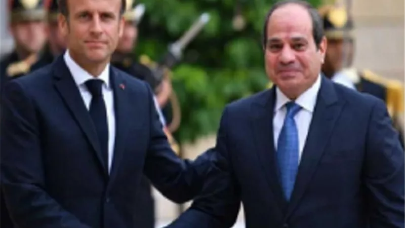 موجها الشكر للسيسي والمصريين.. ماكرون يعلن مغادرة مصر