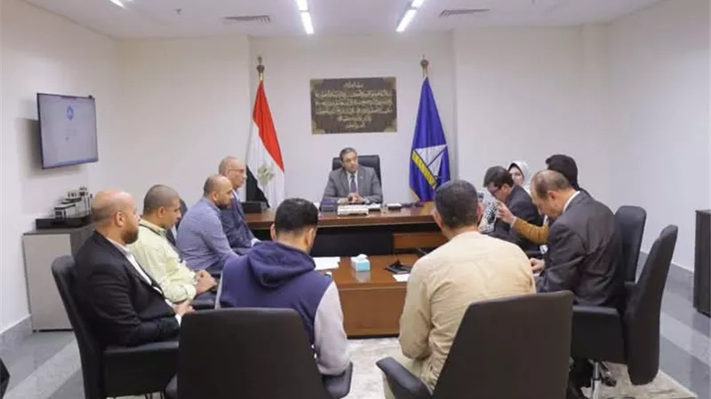 محافظ دمياط يناقش منظومة ميكنة العمل بمواقف السيارات