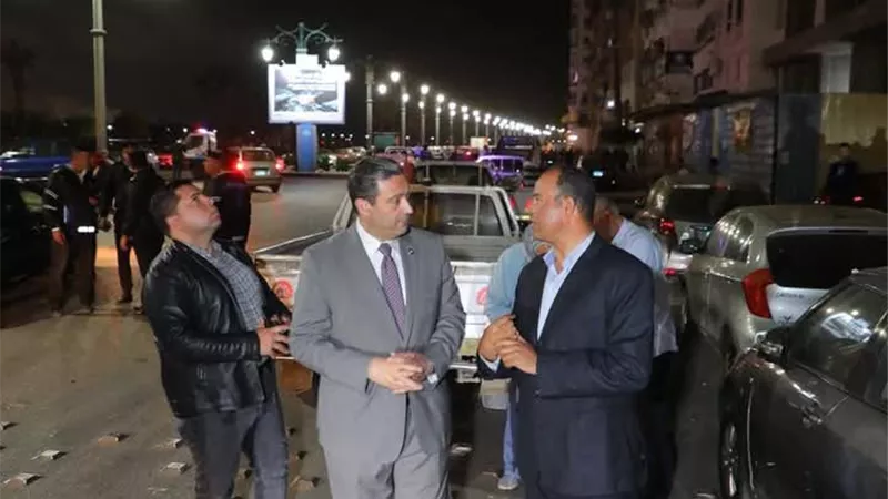 محافظ دمياط يقود حملة لرفع الإشغالات بكورنيش النيل بعاصمة المحافظ