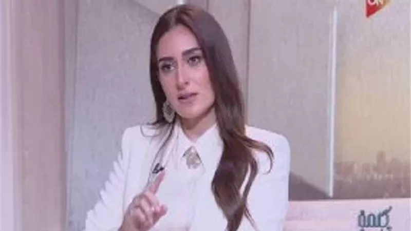 أمينة خليل: 