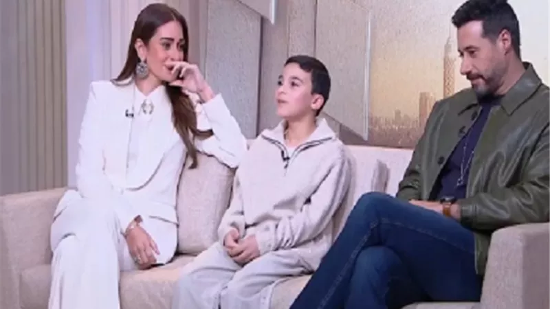أمينة خليل تبكى على الهواء بسبب طفل 