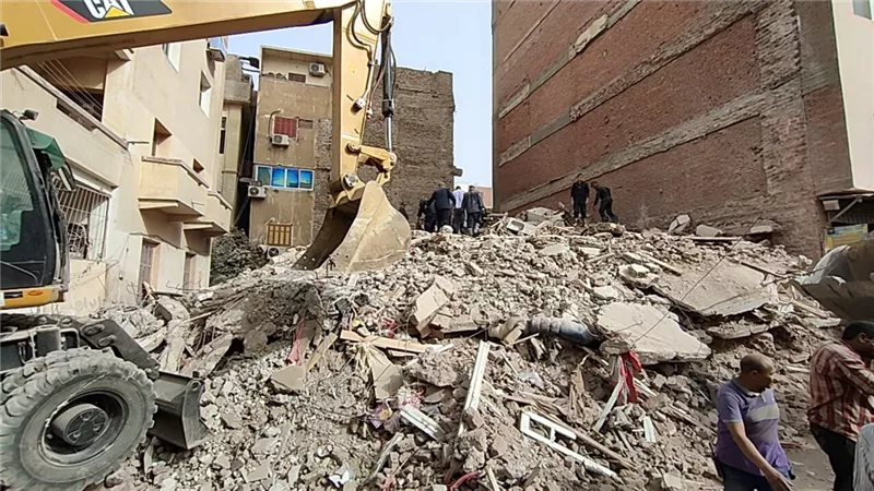 استخراج ٦ جثث ومصاب من أسفل عقار أسيوط المنهار