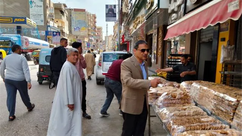 رئيس مدينة كوم حمادة يشارك في مبادرة الشارع والطريق من حقنا