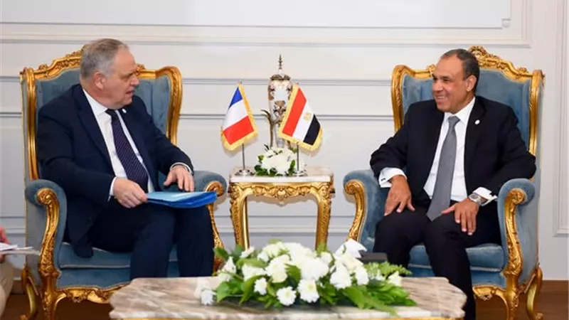 وزير الخارجية يهنئ نظيره الفرنسي بتولي فرنسا رئاسة عملية الخرطوم