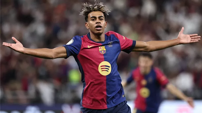 لامين يامال: أتمنى التتويج مع برشلونة بالثلاثية