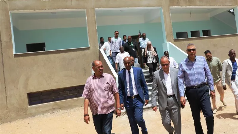 محافظ أسوان يتفقد المنظومة التعليمية بمدرستى الجنينة والشباك