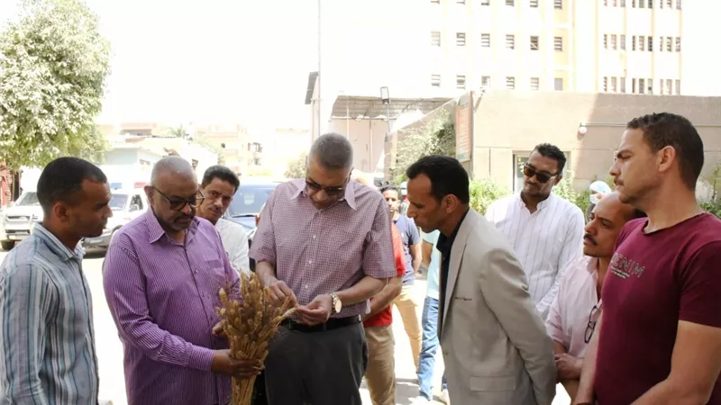 محافظ أسوان يؤكد على أهمية تقديم كافة التسهيلات للمزارعين