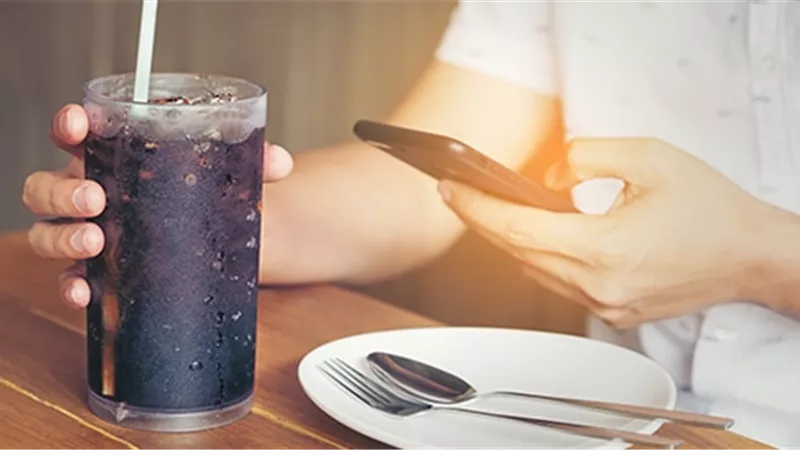 المشروبات الغازية.. متعة مؤقتة وأضرار مستمرة