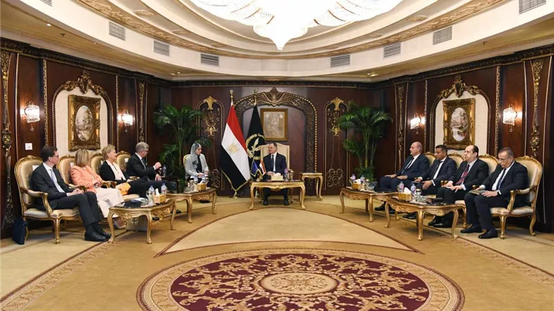 وزير الداخلية يستقبل مُفوض الهجرة والشئون الداخلية بالإتحاد الأوروبى