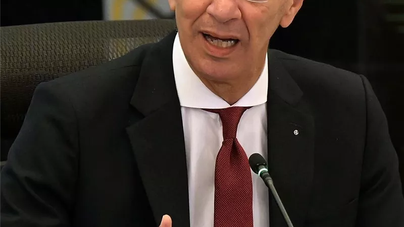 وزير الاتصالات يستعرض جوانب مبادرة 