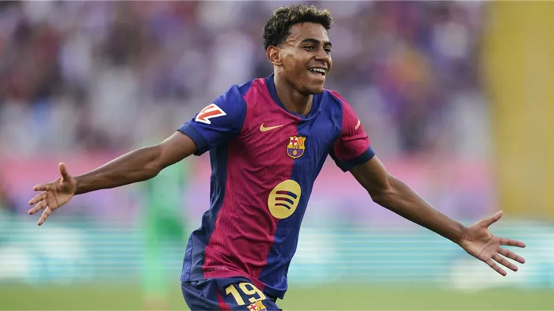 شاهد .. يامال ينثر سحره ويسجل الرابع لبرشلونة أمام دورتموند