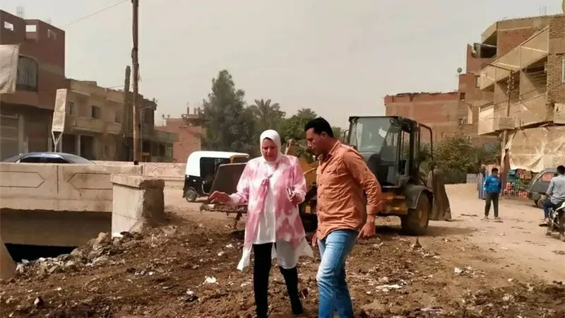 رفع تراكمات القمامة وصيانة أعمدة الشوارع بشبين القناطر وقرى المركز