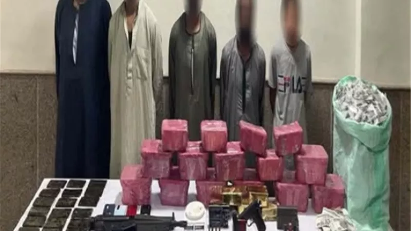 ضبط 7 عناصر بحوزتهم مواد مخدرة وأسلحة نارية في قنا
